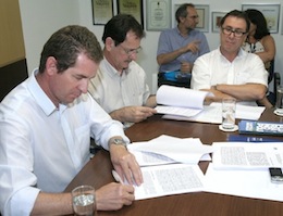 Vice-prefeito (esq.) assina convênio